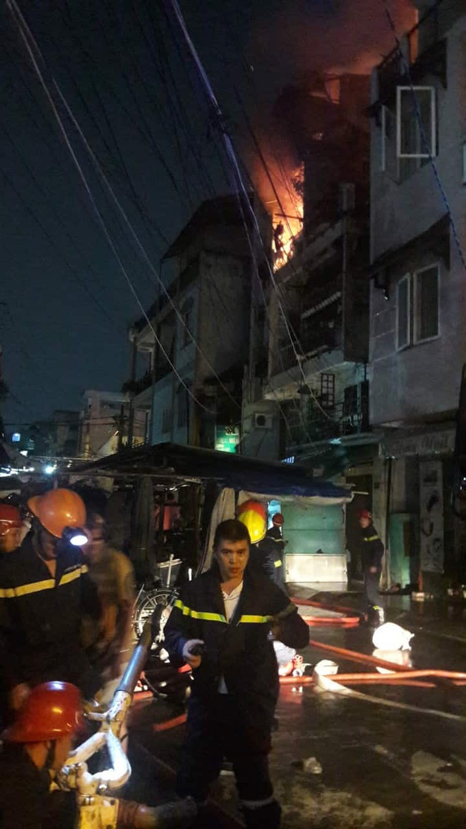 Cháy căn nhà 5 tầng gần chợ ở Sài Gòn, nhiều tiểu thương ôm đồ đạc tháo chạy thoát thân - Ảnh 1.