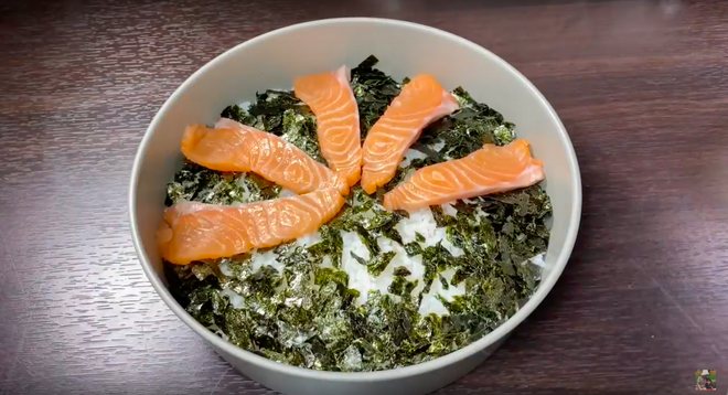 Sinh nhật 3 tuổi, b&eacute; Sa được mẹ Quỳnh Trần tặng b&aacute;nh gato l&agrave;m từ... sushi hải sản: Hai mẹ con &ldquo;chơi trội&rdquo; nhất Noel rồi! - Ảnh 3.