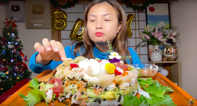 Sinh nhật 3 tuổi, b&eacute; Sa được mẹ Quỳnh Trần tặng b&aacute;nh gato l&agrave;m từ... sushi hải sản: Hai mẹ con &ldquo;chơi trội&rdquo; nhất Noel rồi! - Ảnh 7.