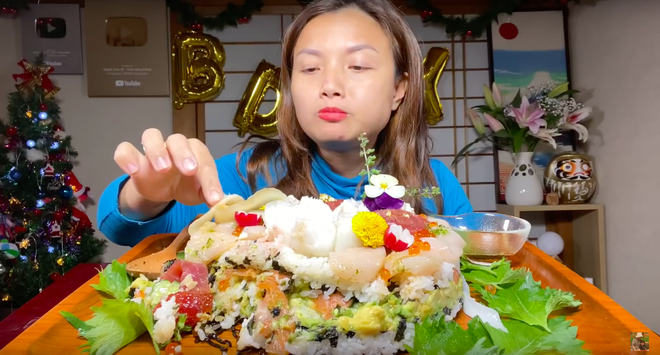 Sinh nhật 3 tuổi, bé Sa được mẹ Quỳnh Trần tặng bánh gato làm từ... sushi hải sản: Hai mẹ con “chơi trội” nhất Noel rồi! - Ảnh 7.