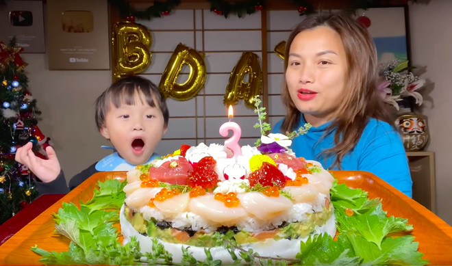 Sinh nhật 3 tuổi, bé Sa được mẹ Quỳnh Trần tặng bánh gato làm từ... sushi hải sản: Hai mẹ con “chơi trội” nhất Noel rồi! - Ảnh 6.