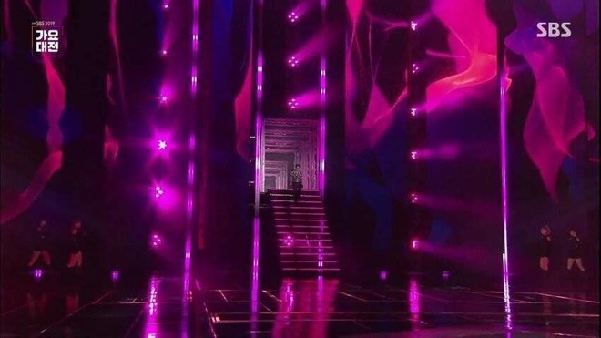 Rùng mình khi phát hiện Wendy (Red Velvet) có khả năng ngã từ độ cao khoảng 4 mét, cầu thang bỗng biến mất khi xảy ra tai nạn? - Ảnh 2.