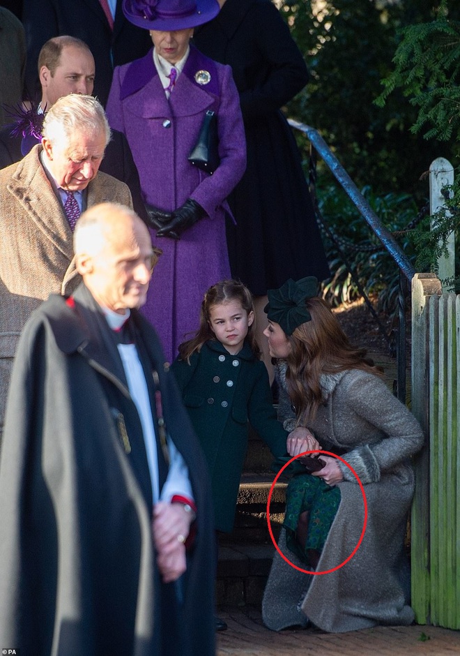 C&ocirc;ng nương Kate Middleton chiếm s&oacute;ng của chồng con khi diện trang phục kh&aacute;c biệt, nhưng h&oacute;a ra lại c&oacute; chi tiết v&ocirc; c&ugrave;ng tinh tế - Ảnh 5.