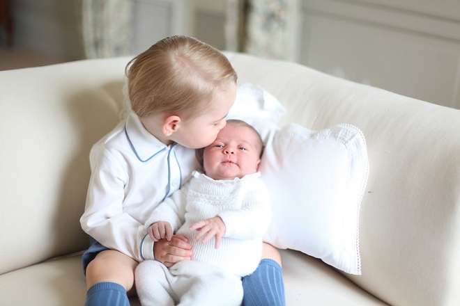 Hoàng gia Anh đăng ảnh siêu đáng yêu của cha con Hoàng tử William, nhưng gây chú ý nhất là kỹ năng chụp hình của Công nương Kate - Ảnh 7.