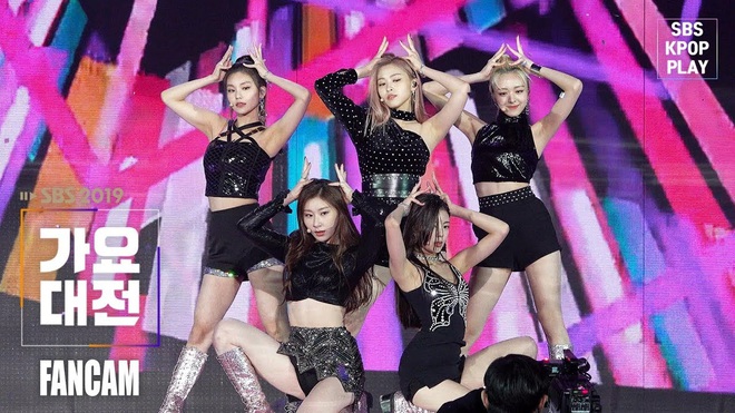 JYP lại nêu cao tinh thần tiết kiệm: ITZY mặc lại đồ mà TWICE đã mặc từ 1 năm trước, vừa diện thảm đỏ lại mặc lên cả sân khấu biểu diễn - Ảnh 7.