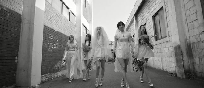 Nhan sắc dàn mỹ nhân Kpop khi diện váy cưới cô dâu: Nữ thần Irene - Yoona mê hoặc, 2 girlgroup sexy lột xác ngoạn mục - Ảnh 5.