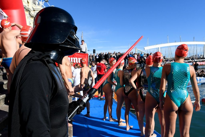 Lạ l&ugrave;ng giải đấu thể thao dịp Gi&aacute;ng sinh: Cosplay từ &ocirc;ng gi&agrave; Noel đến Darth Vader để rồi phải bơi thục mạng trong l&agrave;n nước lạnh gi&aacute; - Ảnh 4.