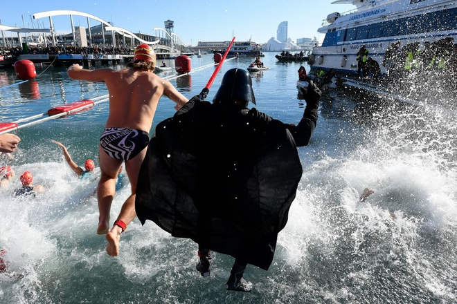 Lạ l&ugrave;ng giải đấu thể thao dịp Gi&aacute;ng sinh: Cosplay từ &ocirc;ng gi&agrave; Noel đến Darth Vader để rồi phải bơi thục mạng trong l&agrave;n nước lạnh gi&aacute; - Ảnh 6.