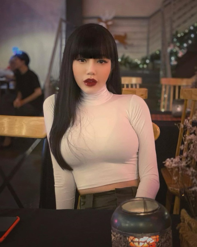 Ngắm ảnh của Elly Trần m&agrave; ai cũng phải đỏ mặt: Khoe eo thon chưa đủ, c&ograve;n v&eacute;n &aacute;o lộ v&ograve;ng 1 bốc lửa - Ảnh 2.