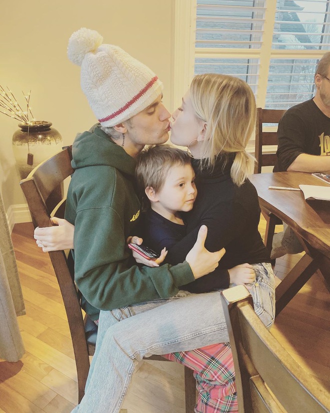 Justin Bieber và Hailey lâu lắm mới công khai khoá môi, nhưng phản ứng cam chịu của cậu em bị kẹp giữa là tâm điểm - Ảnh 1.