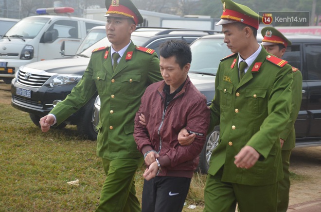 Xét xử thảm án nữ sinh giao gà: Bùi Thị Kim Thu run lẩy bẩy đứng trước vành móng ngựa, liên tục kêu oan - Ảnh 10.