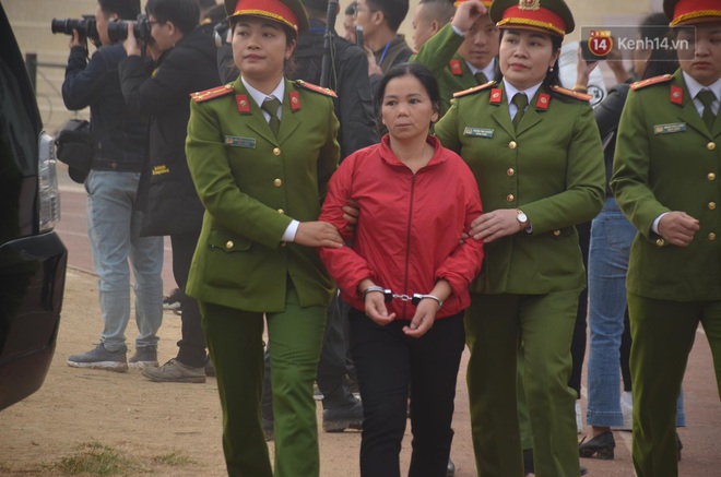 Xét xử thảm án nữ sinh giao gà: Bùi Thị Kim Thu run lẩy bẩy đứng trước vành móng ngựa, liên tục kêu oan - Ảnh 9.