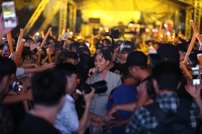 Dấu ấn Realme để lại trong năm 2019: ra mắt sản phẩm mới, xây dựng cộng đồng Realfan và tổ chức 2 đại nhạc hội hoành tráng - Ảnh 2.