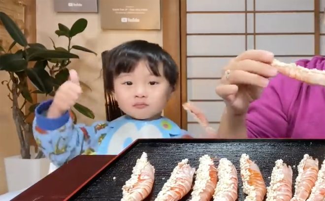 Bé Sa lần đầu chịu ăn chung với mẹ từ đầu đến cuối màn mukbang, đó là bởi có món tôm siêu trứng có giá siêu cao 1,5 triệu chỉ 10 con này! - Ảnh 4.