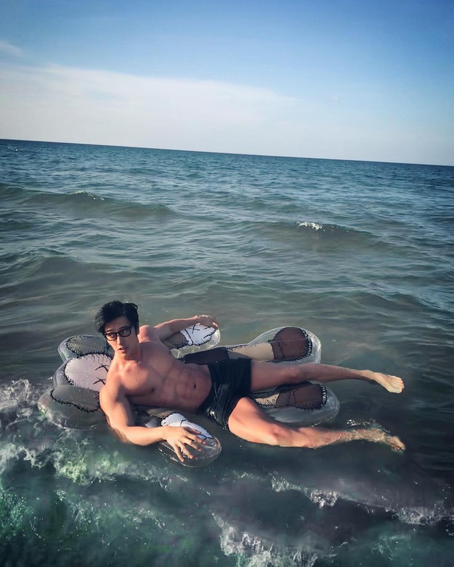 Mẫu nam bằng tuổi B&agrave; T&acirc;n Vlog khiến chị em ph&aacute;t sốt với body si&ecirc;u hot: Sugar daddy trong truyền thuyết l&agrave; đ&acirc;y chứ đ&acirc;u! - Ảnh 9.