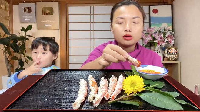 Bé Sa lần đầu chịu ăn chung với mẹ từ đầu đến cuối màn mukbang, đó là bởi có món tôm siêu trứng có giá siêu cao 1,5 triệu chỉ 10 con này! - Ảnh 5.