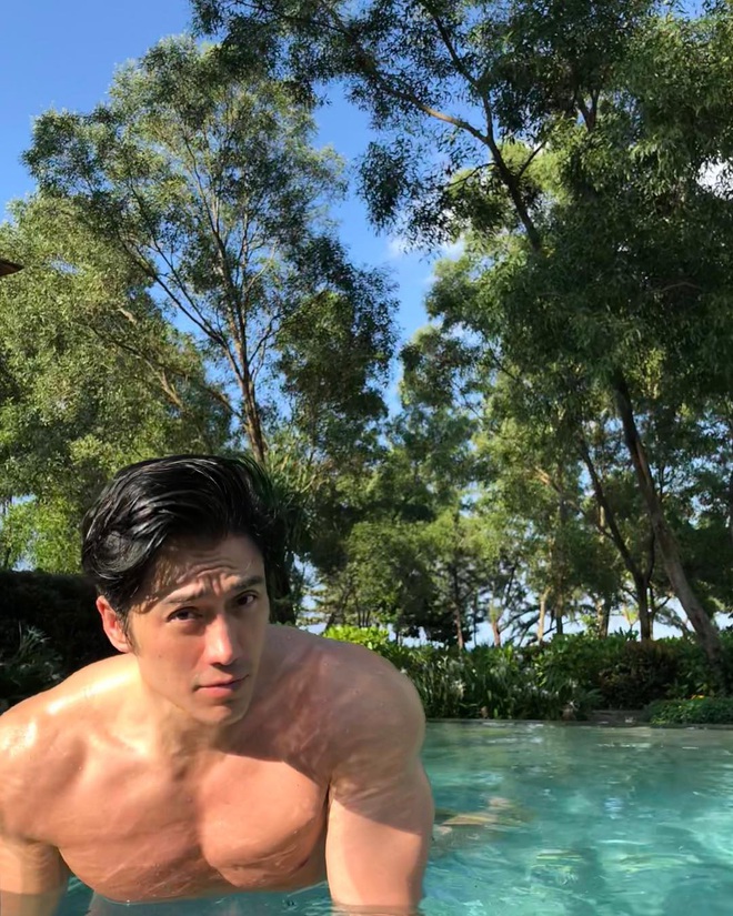 Mẫu nam bằng tuổi B&agrave; T&acirc;n Vlog khiến chị em ph&aacute;t sốt với body si&ecirc;u hot: Sugar daddy trong truyền thuyết l&agrave; đ&acirc;y chứ đ&acirc;u! - Ảnh 10.