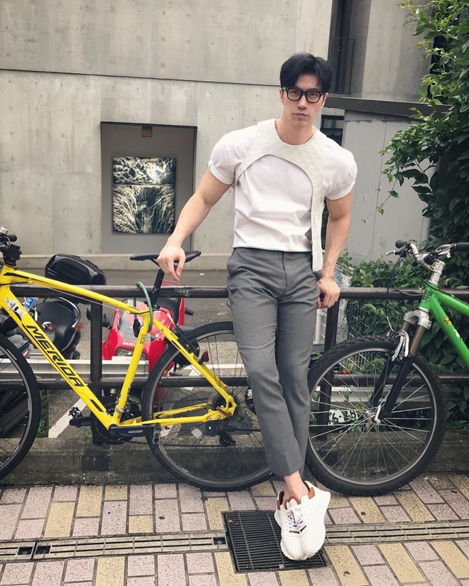 Mẫu nam bằng tuổi B&agrave; T&acirc;n Vlog khiến chị em ph&aacute;t sốt với body si&ecirc;u hot: Sugar daddy trong truyền thuyết l&agrave; đ&acirc;y chứ đ&acirc;u! - Ảnh 13.