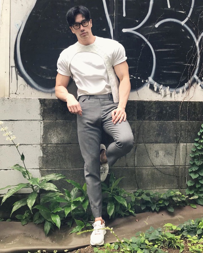 Mẫu nam bằng tuổi B&agrave; T&acirc;n Vlog khiến chị em ph&aacute;t sốt với body si&ecirc;u hot: Sugar daddy trong truyền thuyết l&agrave; đ&acirc;y chứ đ&acirc;u! - Ảnh 14.