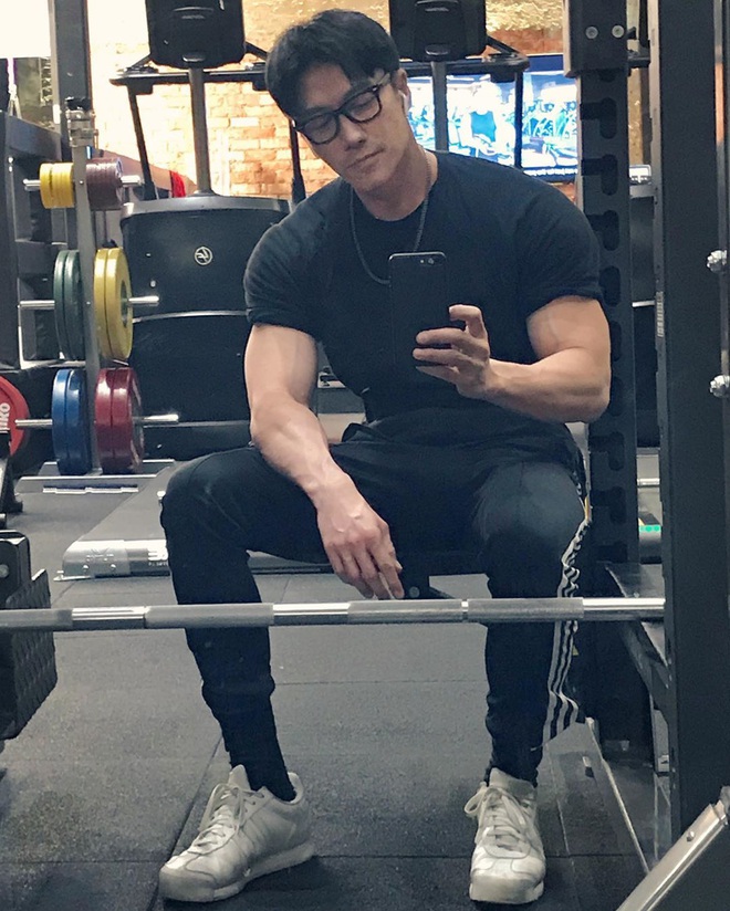 Mẫu nam bằng tuổi B&agrave; T&acirc;n Vlog khiến chị em ph&aacute;t sốt với body si&ecirc;u hot: Sugar daddy trong truyền thuyết l&agrave; đ&acirc;y chứ đ&acirc;u! - Ảnh 1.
