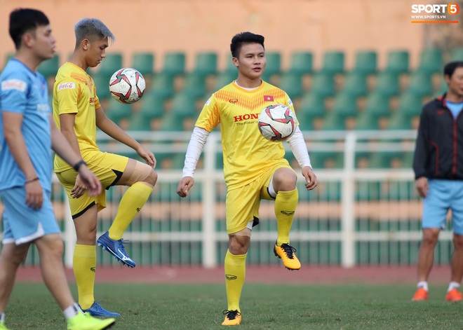 Cầu thủ U23 Việt Nam nhăn mặt tập kỹ thuật, riêng Quang Hải game là dễ, khỏi nhìn cũng tâng được bóng - Ảnh 3.