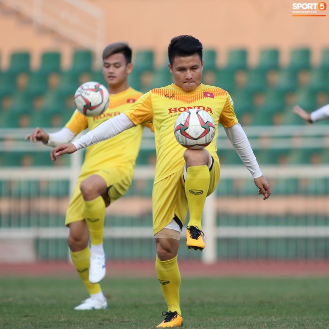 Cầu thủ U23 Việt Nam nhăn mặt tập kỹ thuật, riêng Quang Hải game là dễ, khỏi nhìn cũng tâng được bóng - Ảnh 2.