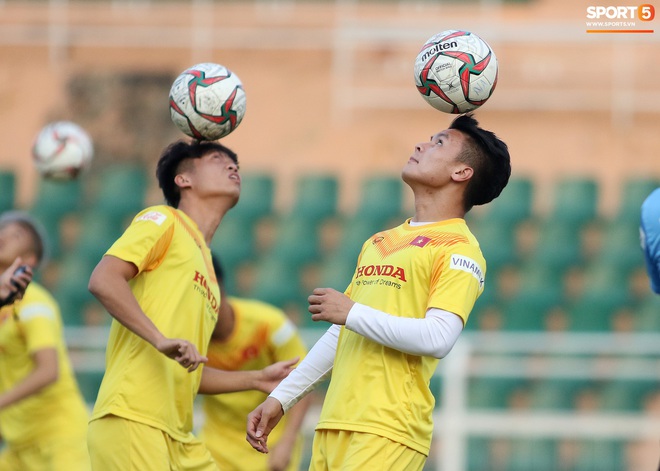 Cầu thủ U23 Việt Nam nhăn mặt tập kỹ thuật, ri&ecirc;ng Quang Hải game l&agrave; dễ, khỏi nh&igrave;n cũng t&acirc;ng được b&oacute;ng - Ảnh 1.