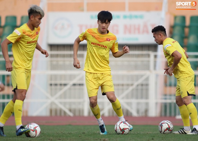 Cầu thủ U23 Việt Nam nhăn mặt tập kỹ thuật, riêng Quang Hải game là dễ, khỏi nhìn cũng tâng được bóng - Ảnh 14.