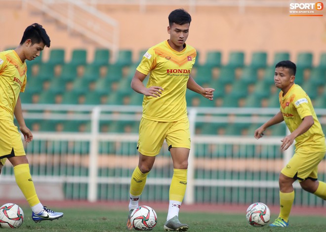 Cầu thủ U23 Việt Nam nhăn mặt tập kỹ thuật, ri&ecirc;ng Quang Hải game l&agrave; dễ, khỏi nh&igrave;n cũng t&acirc;ng được b&oacute;ng - Ảnh 16.