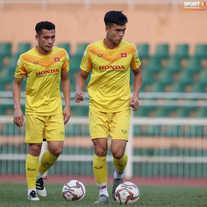 Cầu thủ U23 Việt Nam nhăn mặt tập kỹ thuật, ri&ecirc;ng Quang Hải game l&agrave; dễ, khỏi nh&igrave;n cũng t&acirc;ng được b&oacute;ng - Ảnh 15.