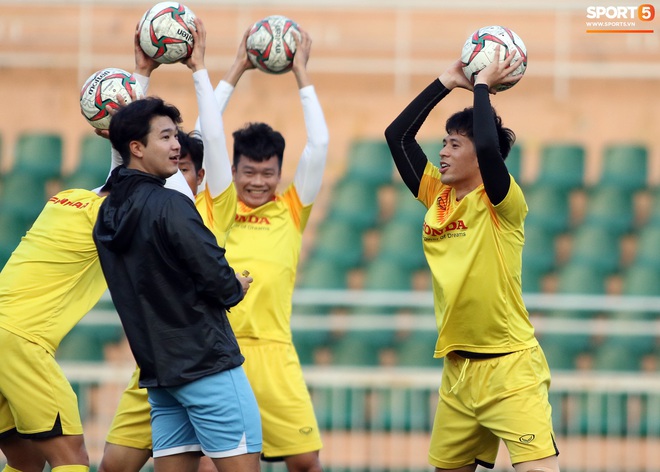 Cầu thủ U23 Việt Nam nhăn mặt tập kỹ thuật, riêng Quang Hải game là dễ, khỏi nhìn cũng tâng được bóng - Ảnh 17.