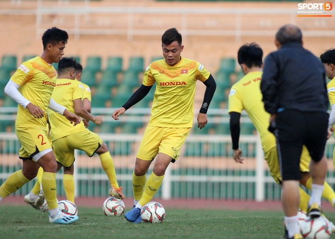 Cầu thủ U23 Việt Nam nhăn mặt tập kỹ thuật, ri&ecirc;ng Quang Hải game l&agrave; dễ, khỏi nh&igrave;n cũng t&acirc;ng được b&oacute;ng - Ảnh 9.