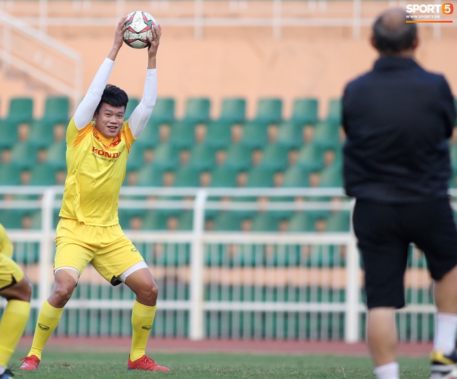 Cầu thủ U23 Việt Nam nhăn mặt tập kỹ thuật, riêng Quang Hải game là dễ, khỏi nhìn cũng tâng được bóng - Ảnh 11.