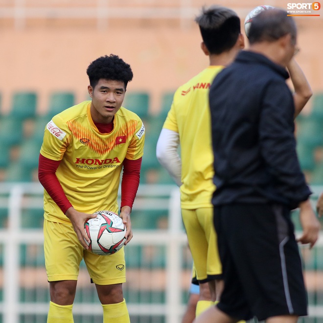 Cầu thủ U23 Việt Nam nhăn mặt tập kỹ thuật, riêng Quang Hải game là dễ, khỏi nhìn cũng tâng được bóng - Ảnh 10.