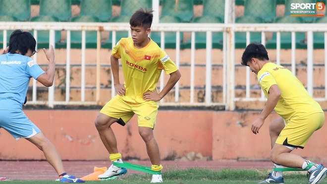 Cầu thủ U23 Việt Nam nhăn mặt tập kỹ thuật, riêng Quang Hải game là dễ, khỏi nhìn cũng tâng được bóng - Ảnh 8.