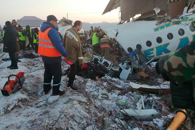 Máy bay chở 100 người rơi tại Kazakhstan - Ảnh 1.