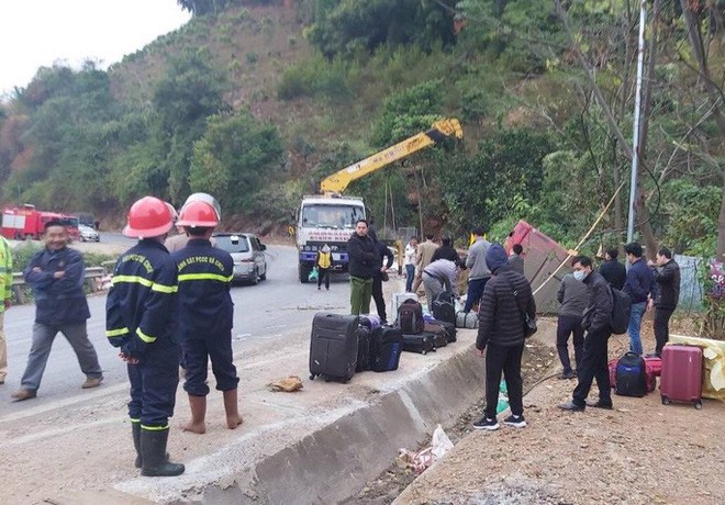Xe giường nằm bay ra khỏi quốc lộ, 41 h&agrave;nh kh&aacute;ch hoảng loạn, la h&eacute;t - Ảnh 1.