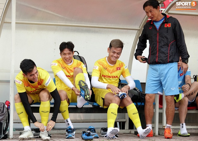 Cầu thủ U23 Việt Nam nhăn mặt tập kỹ thuật, ri&ecirc;ng Quang Hải game l&agrave; dễ, khỏi nh&igrave;n cũng t&acirc;ng được b&oacute;ng - Ảnh 7.