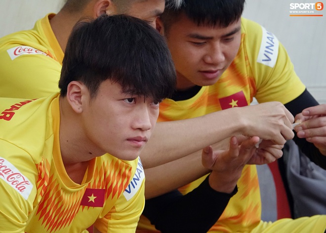 Cầu thủ U23 Việt Nam nhăn mặt tập kỹ thuật, ri&ecirc;ng Quang Hải game l&agrave; dễ, khỏi nh&igrave;n cũng t&acirc;ng được b&oacute;ng - Ảnh 6.