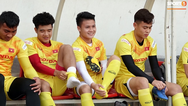 Cầu thủ U23 Việt Nam nhăn mặt tập kỹ thuật, ri&ecirc;ng Quang Hải game l&agrave; dễ, khỏi nh&igrave;n cũng t&acirc;ng được b&oacute;ng - Ảnh 5.