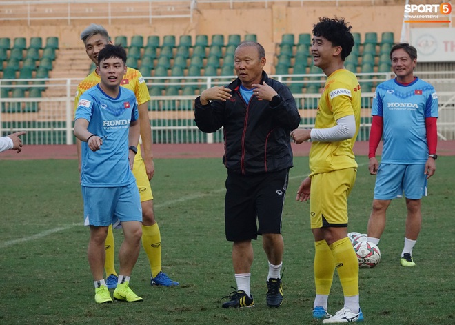 HLV Park Hang-seo bị Thành Chung xỏ háng khiến cả đội cười bò - Ảnh 7.