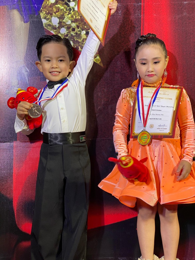 Mới 4 tuổi, con trai Khánh Thi - Phan Hiển đã xuất sắc giành 2 HCB dù lần đầu thi dance sport: Đúng là con nhà nòi! - Ảnh 9.