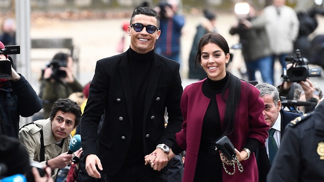 Bỏ ngoài tai tin đồn nhắn tin với gái lạ, Ronaldo khiến các fan tan chảy bằng câu nói ngọt ngào dành cho cô người yêu nóng bỏng - Ảnh 2.