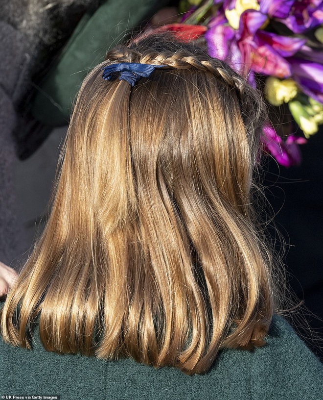 C&ocirc;ng ch&uacute;a Charlotte c&agrave;ng lớn c&agrave;ng xinh như b&uacute;p b&ecirc;, t&oacute;c m&acirc;y bồng bềnh khiến ai cũng ghen tị - Ảnh 3.