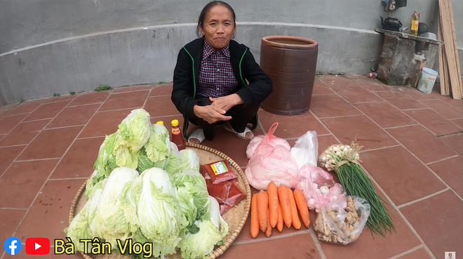 Làm vại kim chi siêu to khổng lồ, thiếu luôn một nguyên liệu quan trọng nhưng bà Tân Vlog vẫn thành công - Ảnh 1.