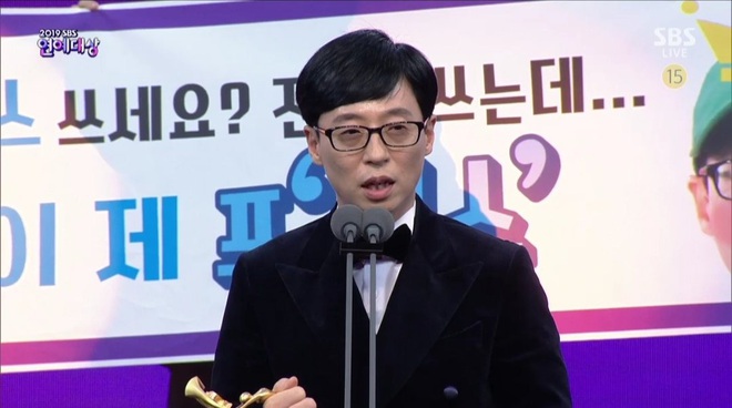 Yoo Jae Suk khiến cả hội trường nghẹn ngào khi nhắc về Sulli và Goo Hara - Ảnh 1.
