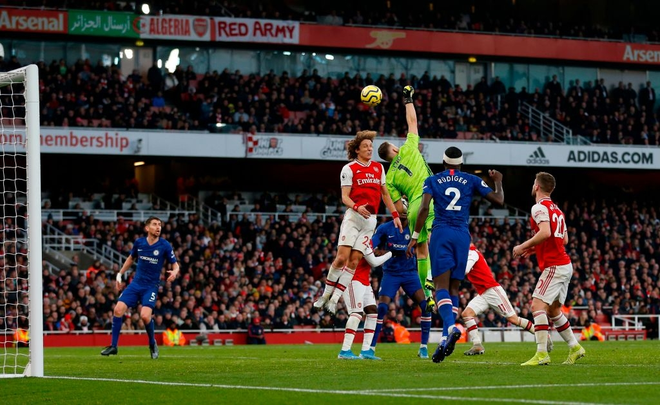 Thủ môn tấu hài cực mạnh, Arsenal ngậm ngùi thua ngược Chelsea trong trận derby thủ đô nước Anh - Ảnh 2.