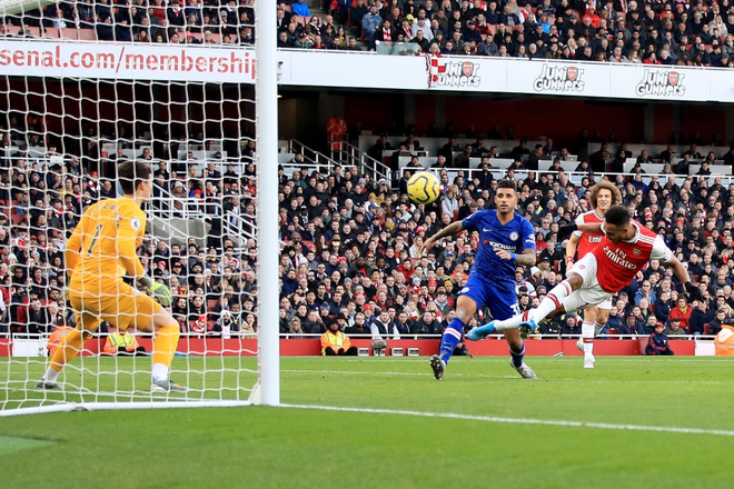 Thủ môn tấu hài cực mạnh, Arsenal ngậm ngùi thua ngược Chelsea trong trận derby thủ đô nước Anh - Ảnh 1.