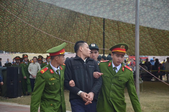 Tuyên án vụ sát hại nữ sinh giao gà: Kẻ chủ mưu Vì Văn Toán ngoảnh mặt, cố tìm người thân khi bị áp giải ra xe - Ảnh 3.