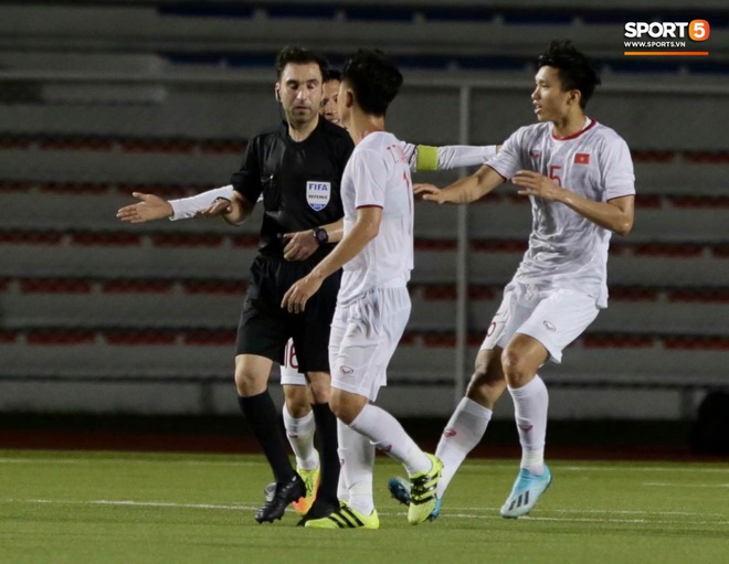 HLV Park Hang-seo lao vào sân, CĐV la ó vì trọng tài cướp trắng quả phạt góc của U22 Việt Nam - Ảnh 3.